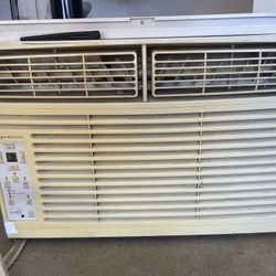 Frigidaire AC Window unit Vintage Model FAA067P7A2