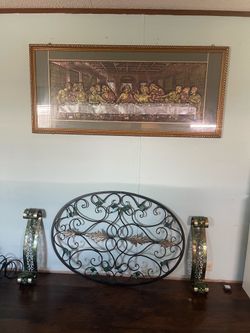 Comedor de metal con sillas altas y decoracion