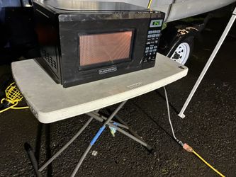 Black+Decker 0.7 cu. ft. 700-Watt countertop microwave