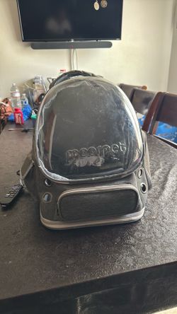 Moorpet bubble pet carrier features a large transparent "space capsule