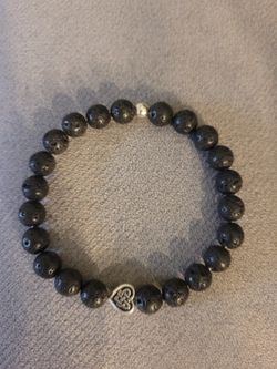 BRAZALETE  PARA HOMBRE CON PIEDRAS VOLCANICAS  Y DIJE DE CORAZÓN,  SIZE: 20 cm.