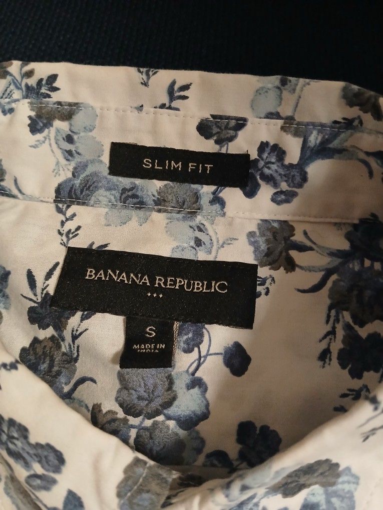 Banana Republic Size SMALL.  SLIM BUT TALL FIT BRAND NEW