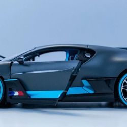 Maisto Special Edition 1:18 Scale Bugatti Divo Diecast Car Gray / Blue
