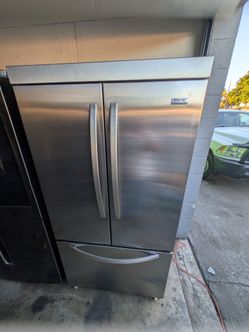 VIKING STAINLESS STEEL COUNTER DEPTH FRENCH DOOR REFRIGERATOR ICE AND WATER DISPENSER