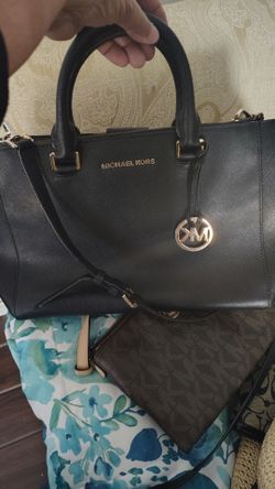 Mkors purse just has a tiny tare can't really see it,it's on top side can see photos