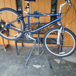 cannondale conmuter bike. good condition. 43. frame size, aluminum frame adult bike. ready to ride, 26". Pick up only. 1175 edgebrook Dr. 77034. 