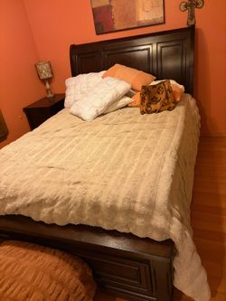 Cama queen size
Bed frame, colchon
Sealy Gel Memory
Foam And Box Spring
(no cobijas)
Very good
conditions , 300 dlls
free delivery