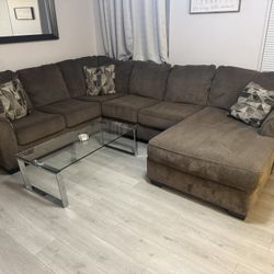 Sectional Couch with Chaise 