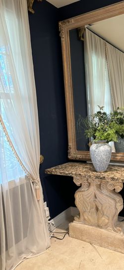 Neoclassical Console Table With Mármol Top Set With Wall Mirror And Coffee Table.
