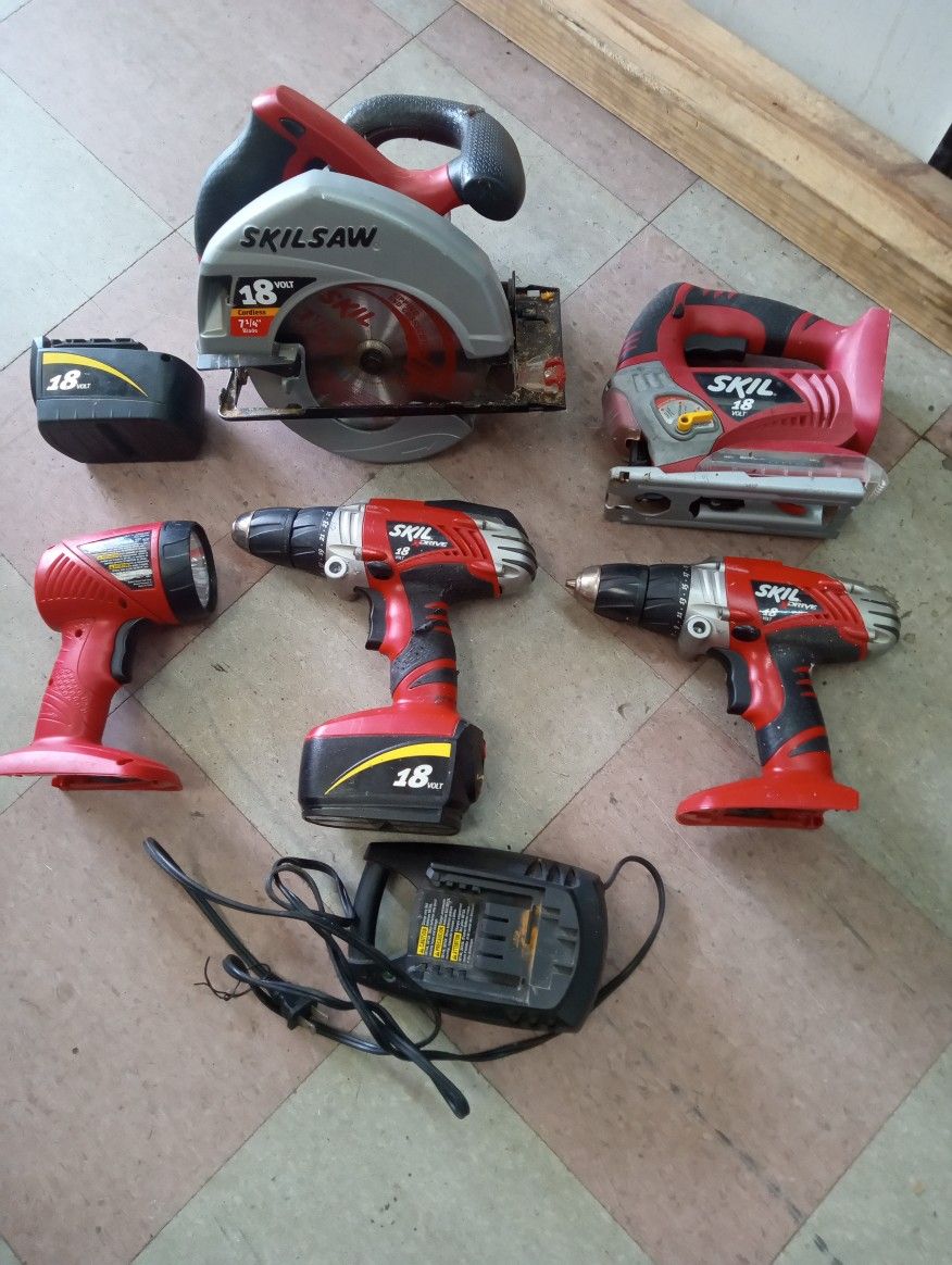 18 volt skil combo set two batteries two drills flashlight jigsaw Skil saw and charger