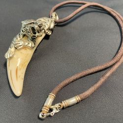 China Vintage Collection Tiger Teeth Pendant Men Woman Keychain Lucky Ornament