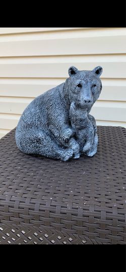 Papa, bear and baby bear statue