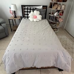 Cama personal con colchón y mesa