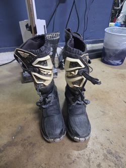 Dirt bike shoes