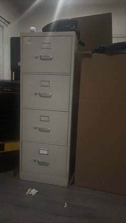 4 drawer metal cabinet. Well taken care of.