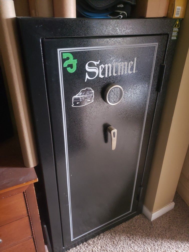 Sentinel Gun Safe/Locker 400lbs. Like New