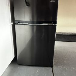 Mini Fridge W/freezer 