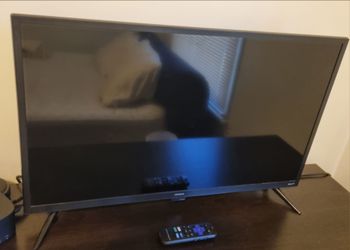 32" Hitachi Roku Smart TV | Works Perfectly