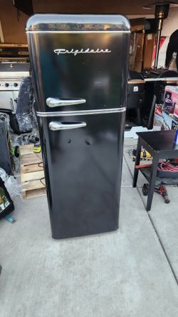 Frigidaire 7.5 cu. ft. Retro Fridge Freezer Combo little damege