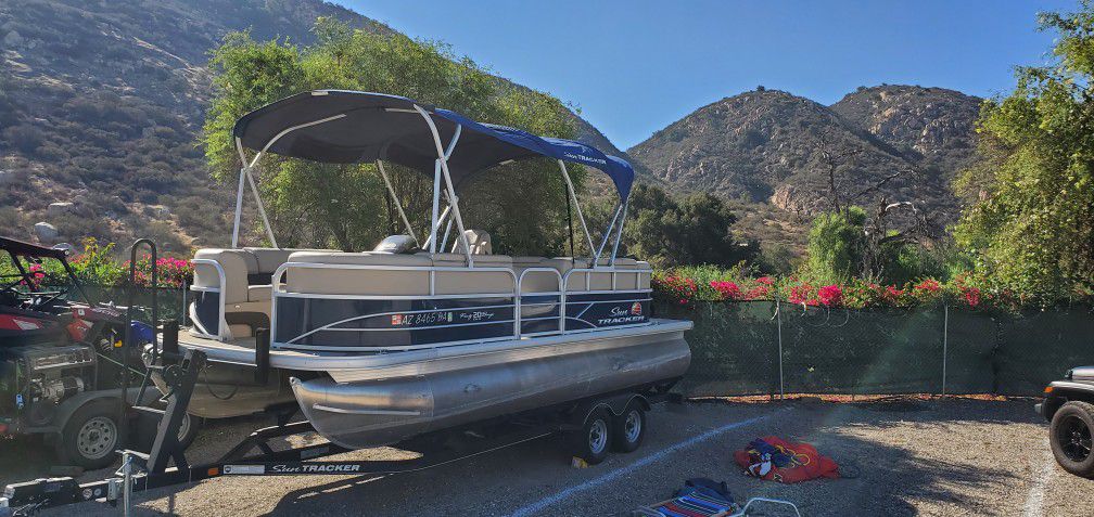 2019 Sun Tracker 20' Party Barge