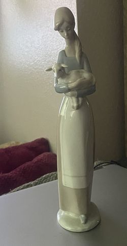 Lladro girl with lamb #4505