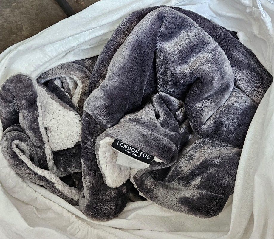 London Fog KING SIZED Sherpa Comforter