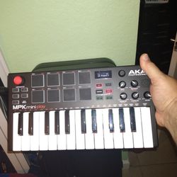 AKAI Professional MPK Mini Play 