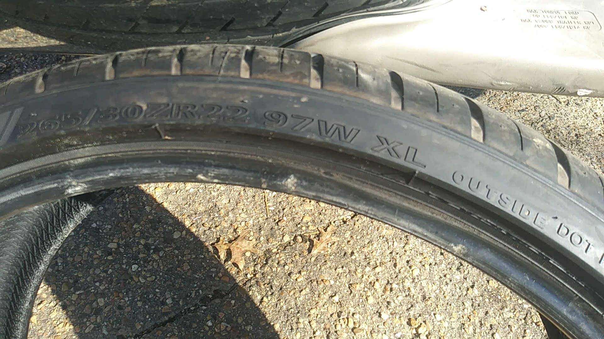 One 22 inch tire 265 30 22 it's free hate to throw away
