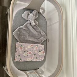 Maxi-Cosi Bassinet (Like New) + Pad & 2 Sheets Included – Retail $279