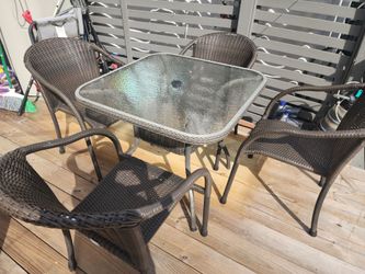 Outdoor Wicker table and 4 chairs