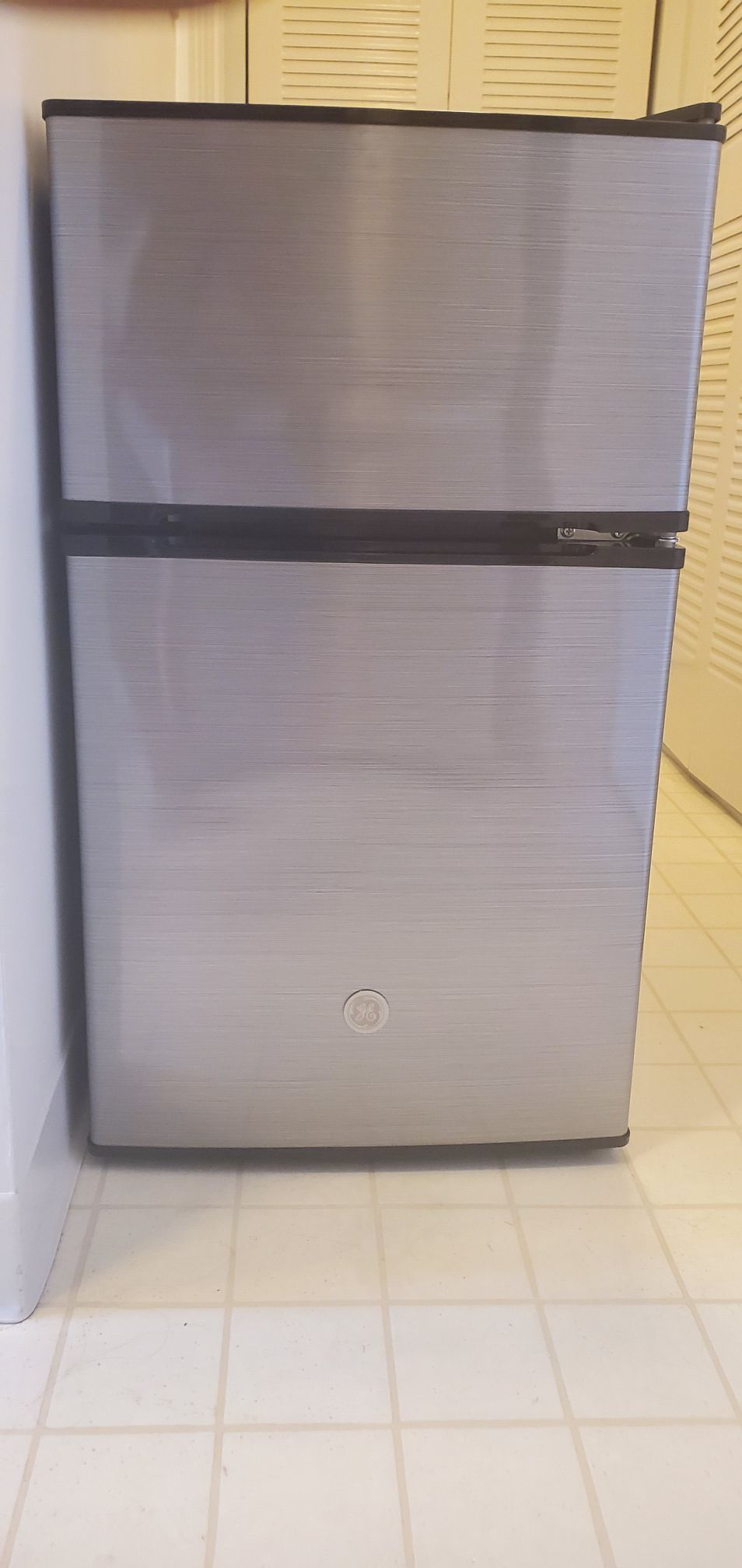 GE mini fridge/freezer