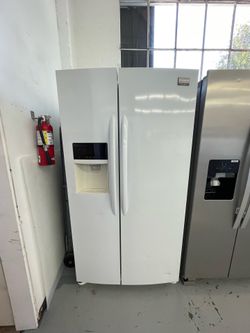 Used Frigidaire gallery 36” Refrigerator Side by Side- it doesn’t make ice / 3 Months Warranty