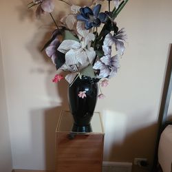 Mirrored Pedastal With Vase