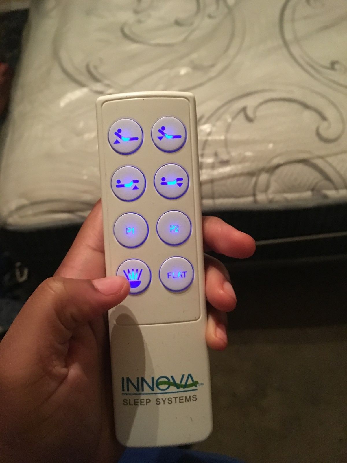 INNOVA SLEEP SYSTEM QUEEN SIZE ADJUSTABLE BED WIRELESS HAND CONTROL. HF02R2Y ITEM # MUST PICK UP