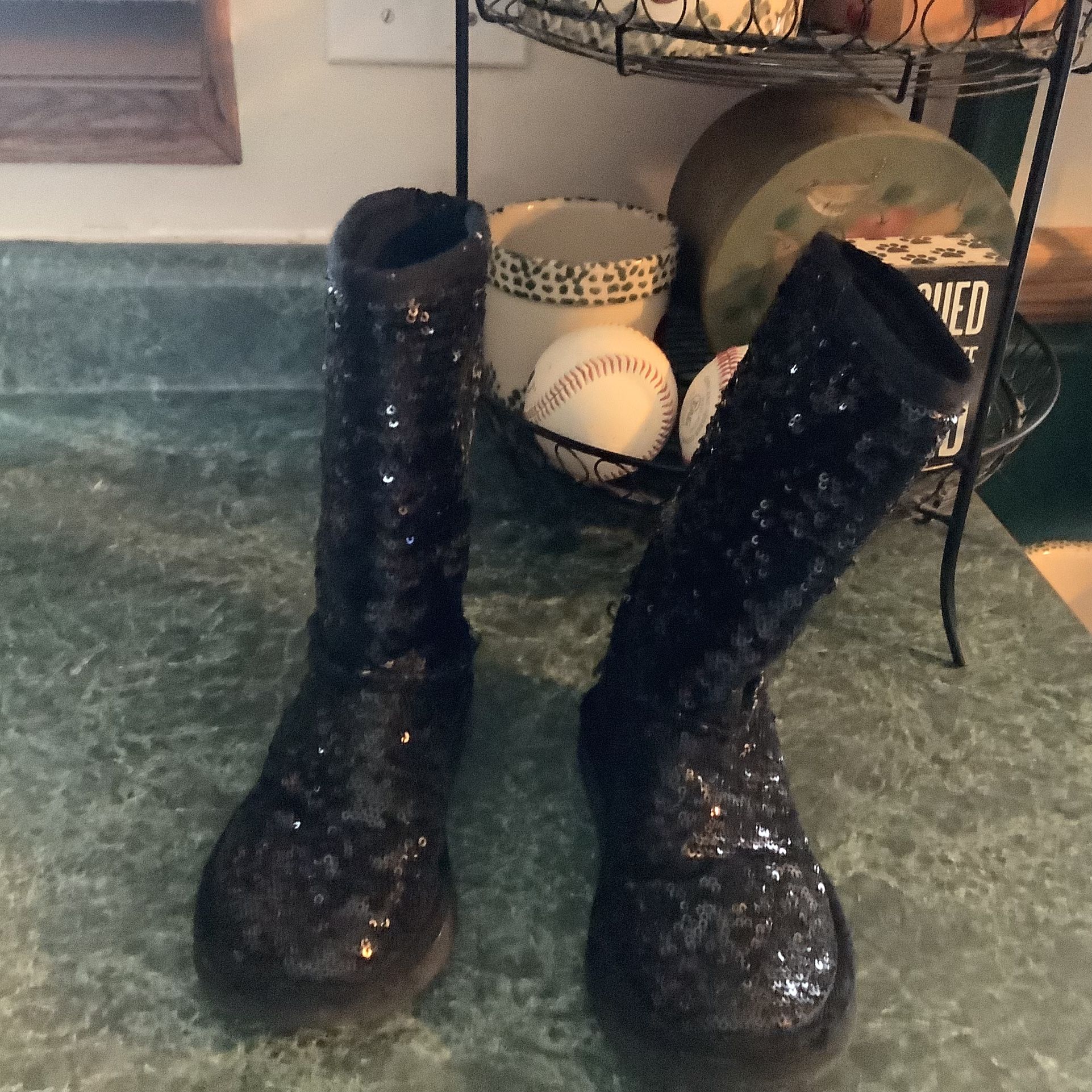 Girls winter boots size 11 excellent condition black sequins very clean and good looking