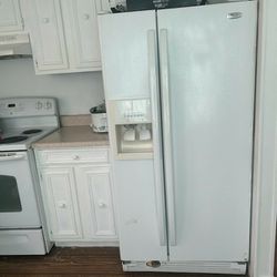 Super Clean Refrigerator ( Works Great)