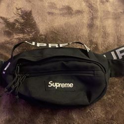 Supreme SS18 Waist Bag Red for Sale in Stuyvsnt Plz, NY - OfferUp
