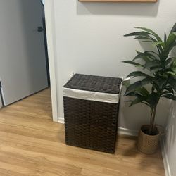 Large Brown Hamper With Liner 