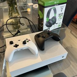 Xbox One S 2 Controllers And Gaming Headset $200