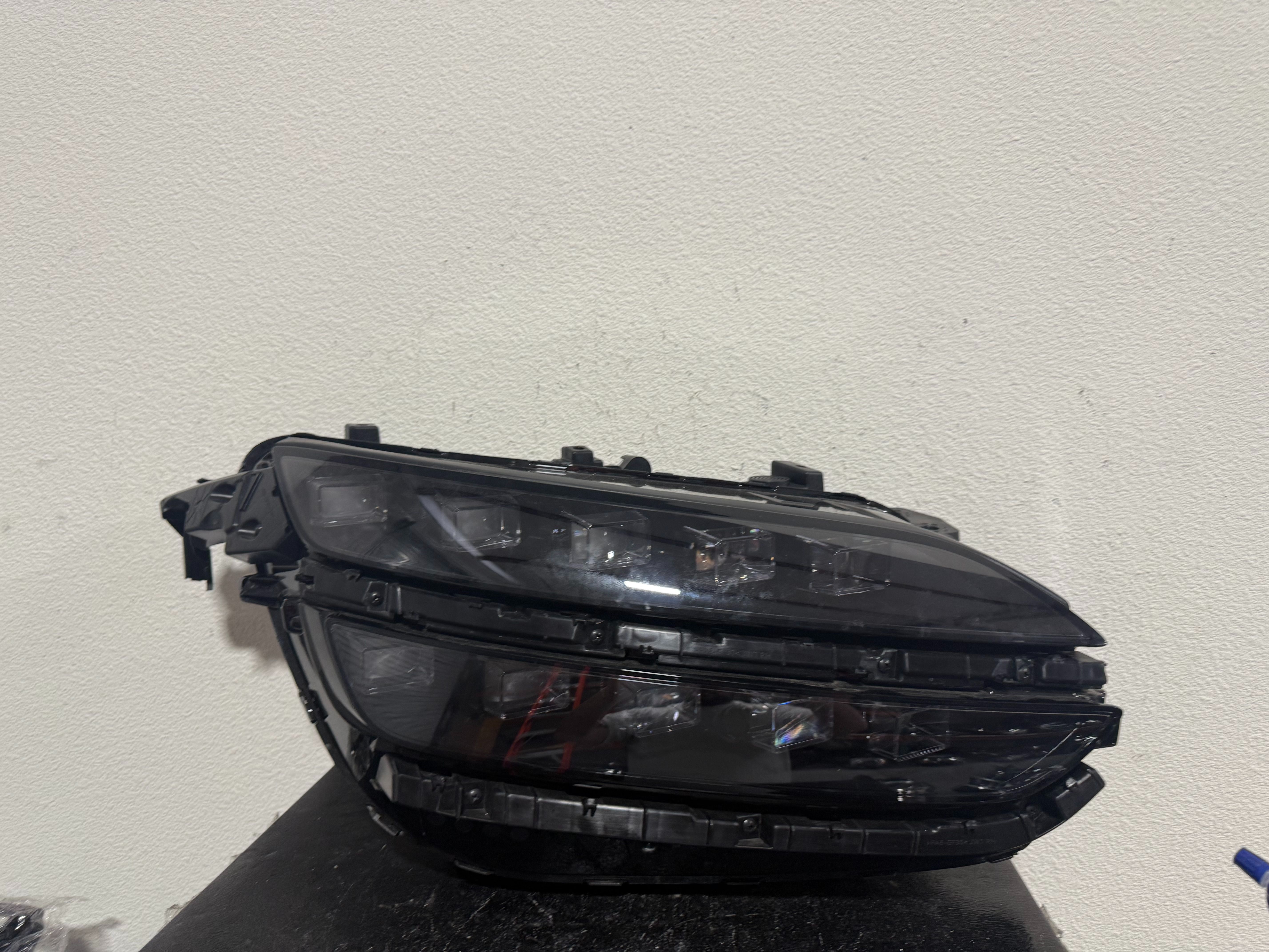 GENESIS GV60 RIGHT HEADLIGHT 2024