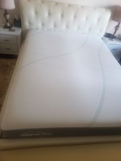 Tempur-Pedic queen mattress in excellent condition