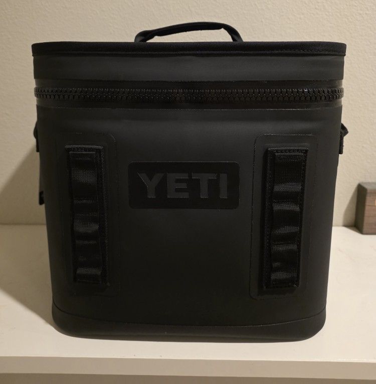 Yeti Hopper Flip 12  Soft Cooler Black