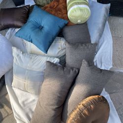 BUNDLE OF DECOR PILLOWS PICK UP TODAY 