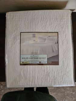 Tight quilted twin comforter, white,MED WEIGHT NEW GIFTABLE $20.00