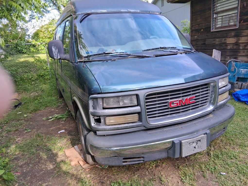 1998 Gmc Savana Good For Parts Or Repair.