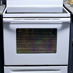 Like new! Amana white 30" stove in excellent condition, 220 volts, 4 elements, works perfectly, you can come and see it connected and working, deliver