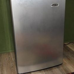 Franklin Chef Mini Refrigerator Freezer - 5 Cubic ft.