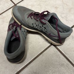 Woman’s Nikes Size 7