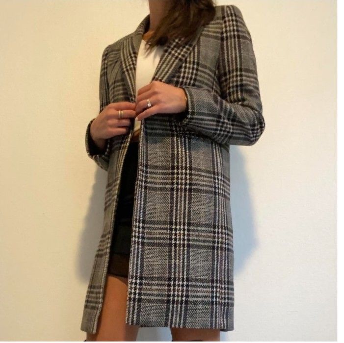 EXPRESS BLACK AND WHITE COAT JACKET
XXS
OVERSIZED