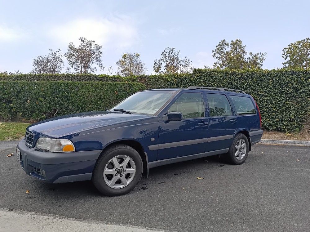 1999 Volvo V70 XC Very Low Miles. Maintained